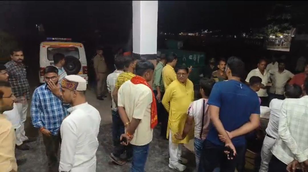 अस्पताल में मौजूद भीड़ अस्पताल में मौजूद भीड़