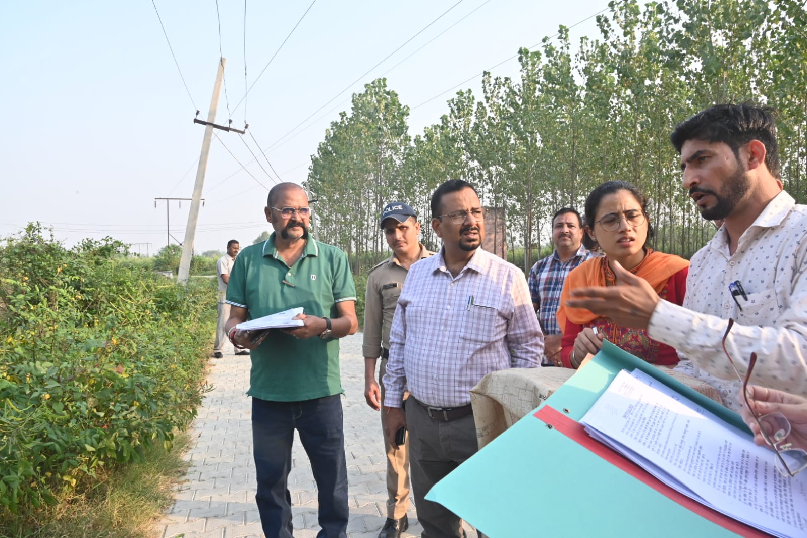 स्थलीय निरीक्षण करते जिलाधिकारी स्थलीय निरीक्षण करते जिलाधिकारी