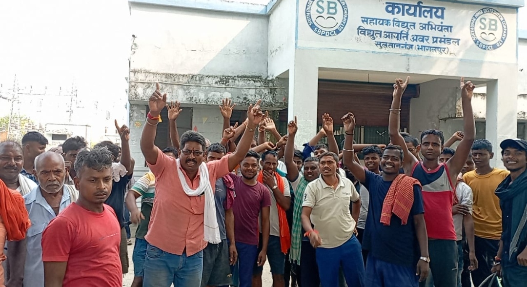 प्रदर्शन करते ग्रामीण प्रदर्शन करते ग्रामीण