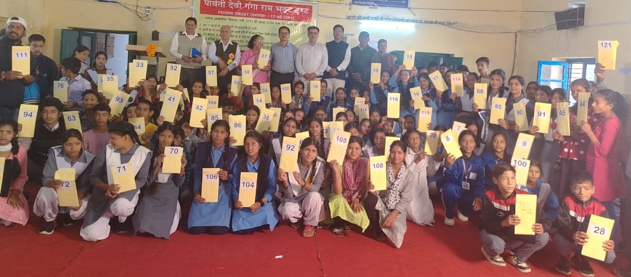 पोखरी में गरीब असहाय छात्राओं को छात्रवृत्ति देते हुए। पोखरी में गरीब असहाय छात्राओं को छात्रवृत्ति देते हुए।