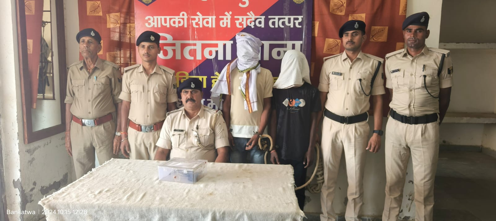 बरामद हथियार के साथ पुलिस गिरफ्त में दोनो आरोपी