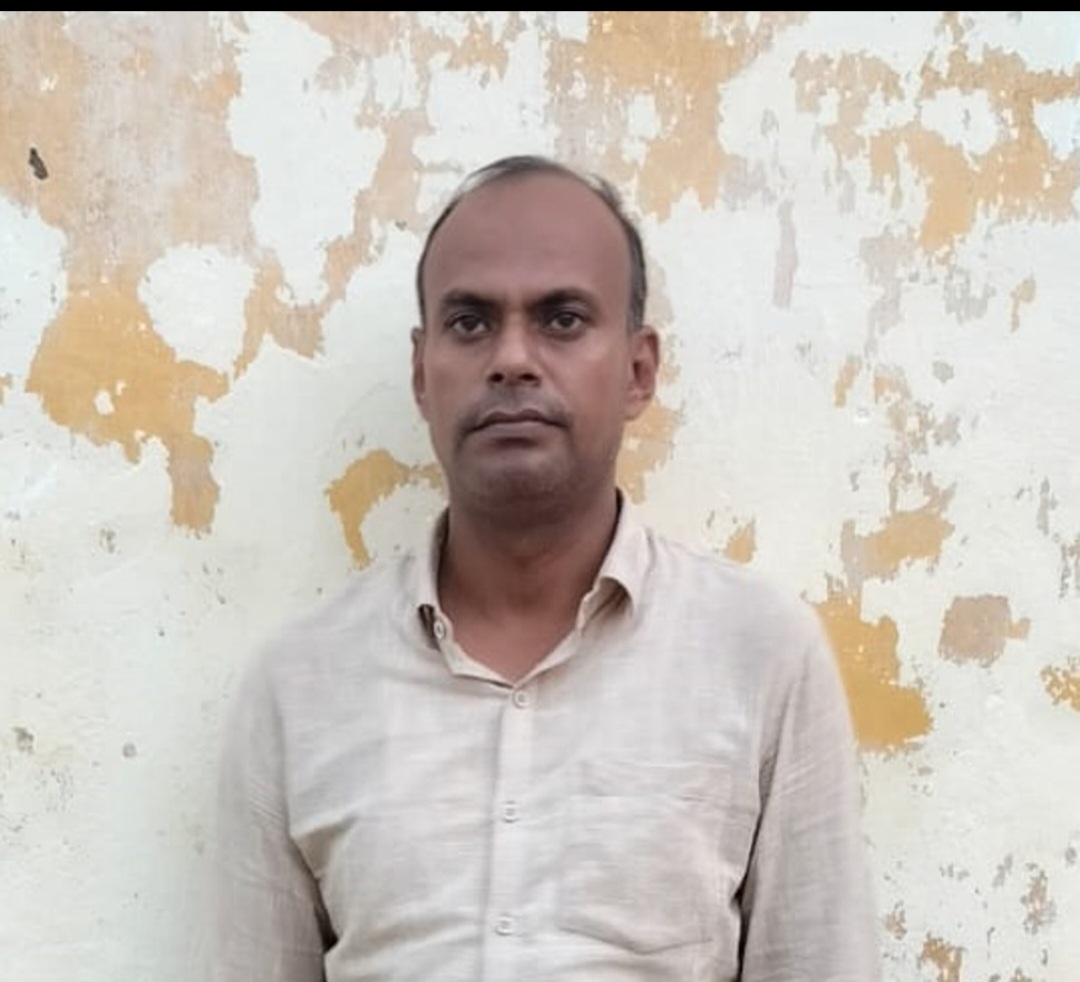 गिरफ्तार फर्जी रेलवे अधिकारी गिरफ्तार फर्जी रेलवे अधिकारी
