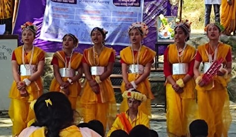 देवाल में आयोजित संस्कृत प्रतियोगिता में प्रतिभाग करते हुए प्रतिभागी। देवाल में आयोजित संस्कृत प्रतियोगिता में प्रतिभाग करते हुए प्रतिभागी।