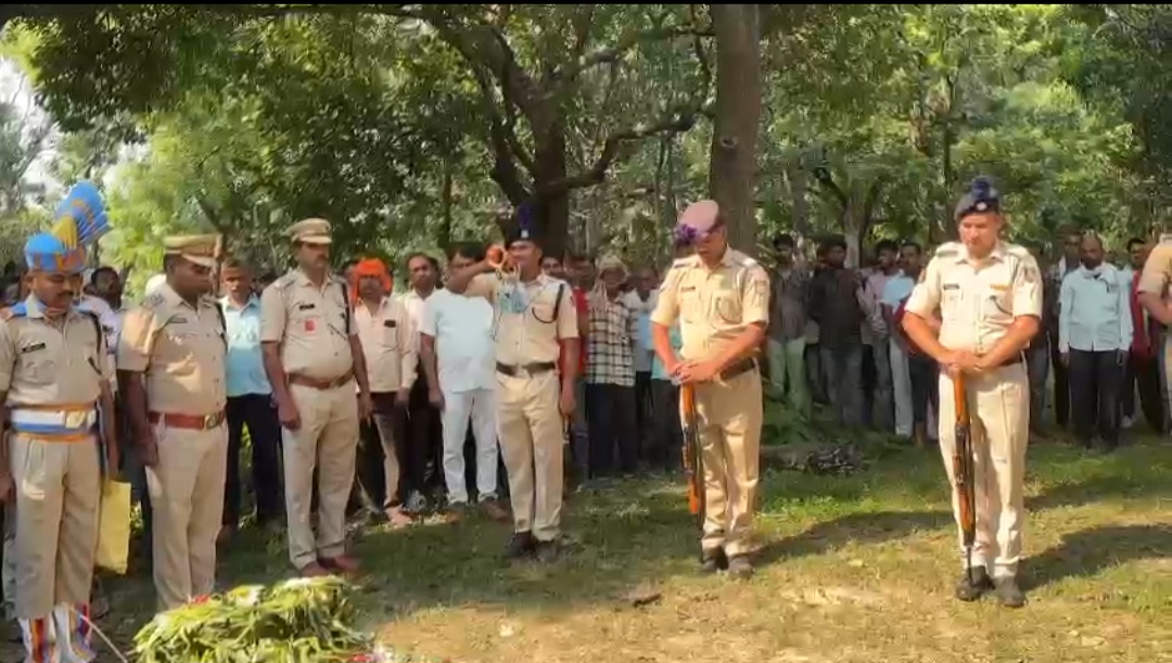 जवान को सलामी देते पुलिस वाले जवान को सलामी देते पुलिस वाले