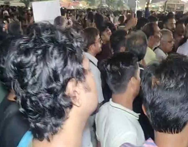 प्रदर्शनकारियों ने डीसी इंदिरा को घेरा 0