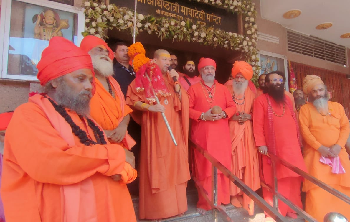 छड़ी यात्रा को रवाना करते संत छड़ी यात्रा को रवाना करते संत