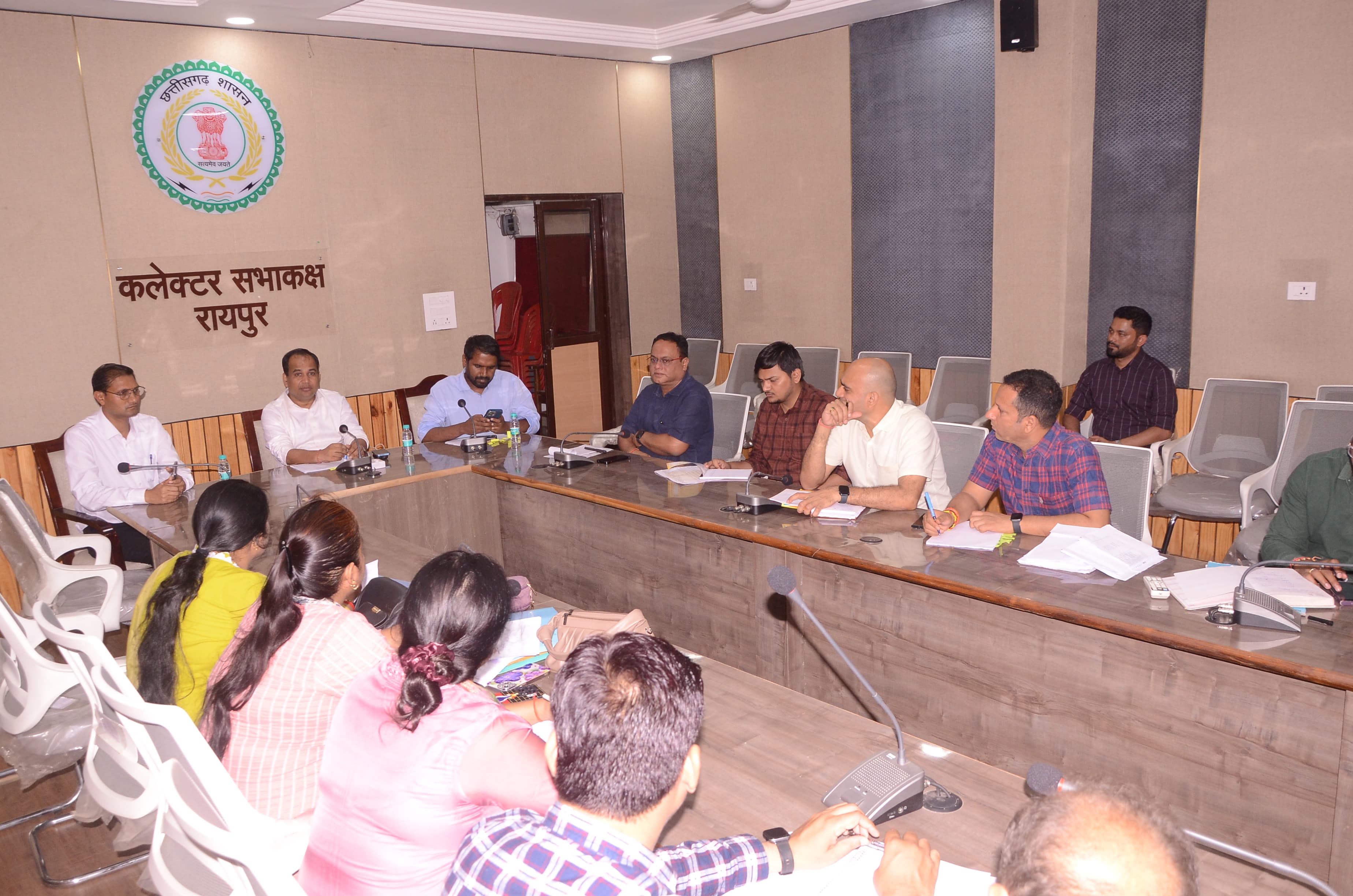 कलेक्टर डाॅ. गौरव सिंह अनाधिकृत विकास नियमितिकरण प्राधिकार समिति की बैठक लेते हुए कलेक्टर डाॅ. गौरव सिंह अनाधिकृत विकास नियमितिकरण प्राधिकार समिति की बैठक लेते हुए