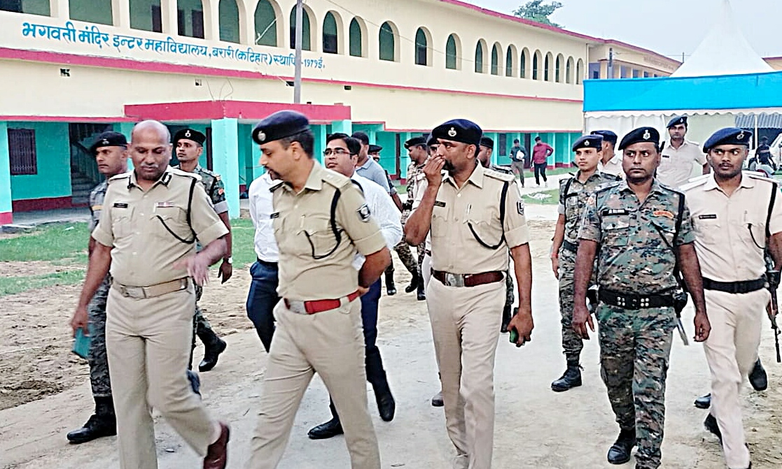 कार्यक्रम स्थल का निरीक्षण करते हुए आईजी