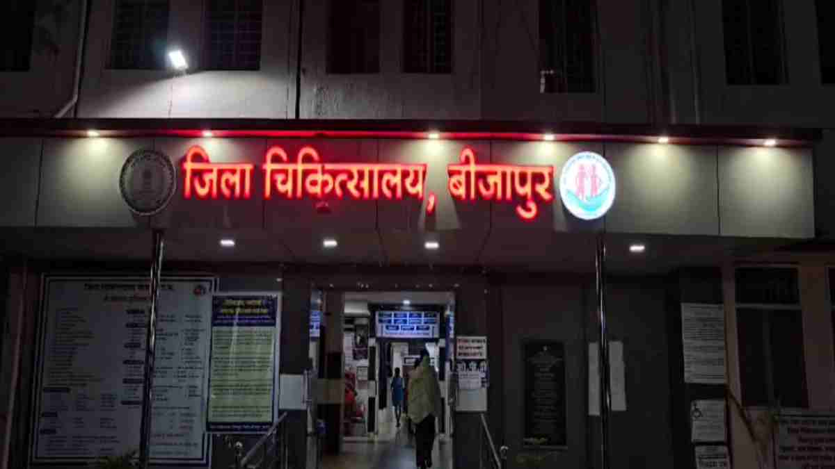 घायल जवान का जिला हॉस्पिटल बीजापुर में प्राथमिक उपचार घायल जवान का जिला हॉस्पिटल बीजापुर में प्राथमिक उपचार