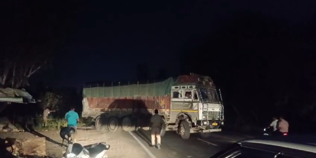 पकड़ी गई ट्रक की फोटो पकड़ी गई ट्रक की फोटो