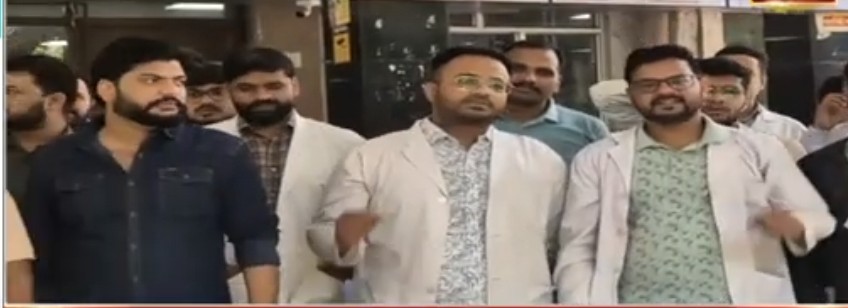 जेएलएन के रेजीडेंट डॉक्टरों ने दूसरे दिन भी किया दो घंटे कार्य बहिष्कार जेएलएन के रेजीडेंट डॉक्टरों ने दूसरे दिन भी किया दो घंटे कार्य बहिष्कार