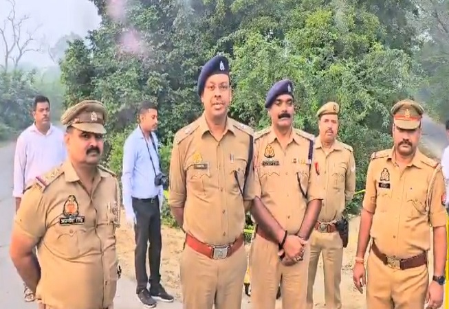 मुठभेड़ की जानकारी देते हुए एएसपी उत्तरी अखिलेश सिंह व अन्य पुलिस कर्मी मुठभेड़ की जानकारी देते हुए एएसपी उत्तरी अखिलेश सिंह व अन्य पुलिस कर्मी