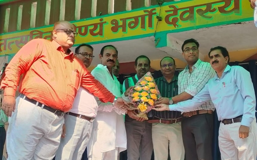महाराजा अग्रसेन इंटर कालेज में भारतीय अंतरिक्ष अनुसंधन के वरिष्ठ वैज्ञानिक डा. मेघ भटनागर काे सम्मानित करते कालेज के शिक्षक। महाराजा अग्रसेन इंटर कालेज में भारतीय अंतरिक्ष अनुसंधन के वरिष्ठ वैज्ञानिक डा. मेघ भटनागर काे सम्मानित करते कालेज के शिक्षक।