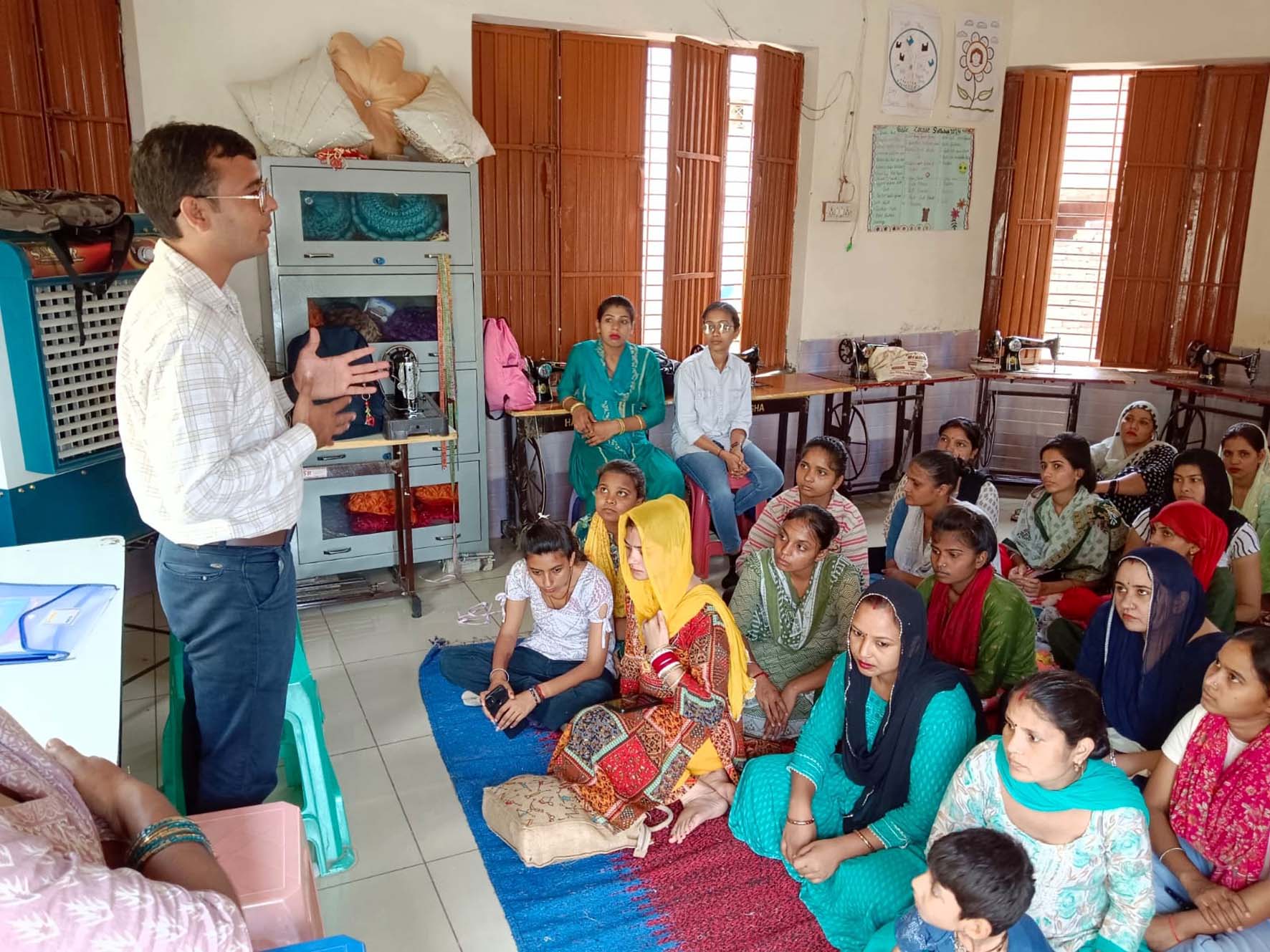 नागरिकों को नशे के दुष्प्रभावों बारे जागरूक करते युवा सामाजिक कार्यकर्ता एवं सुकून काउंसलर राहुल शर्मा। नागरिकों को नशे के दुष्प्रभावों बारे जागरूक करते युवा सामाजिक कार्यकर्ता एवं सुकून काउंसलर राहुल शर्मा।