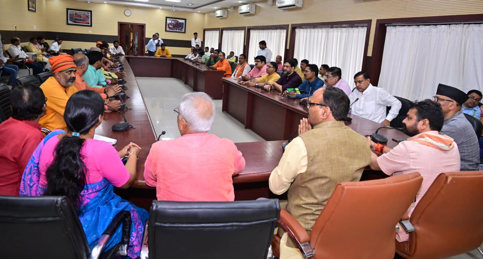प्रदेश के उपमुख्यमंत्री भाजपा के संगठनात्मक बैठक में: फोटो बच्चा गुप्ता प्रदेश के उपमुख्यमंत्री भाजपा के संगठनात्मक बैठक में: फोटो बच्चा गुप्ता