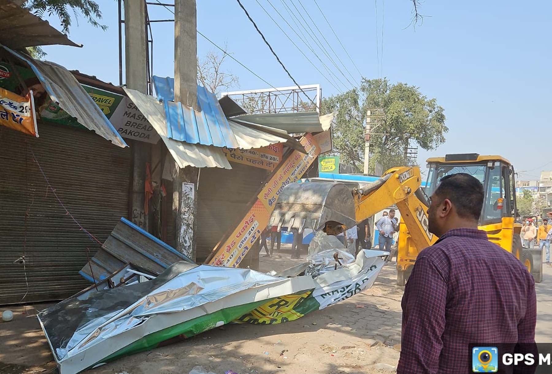 फोटो नंबर-01: गुरुग्राम में बस स्टैंड क्षेत्र से अतिक्रमण हटाती जेसीबी। फोटो नंबर-01: गुरुग्राम में बस स्टैंड क्षेत्र से अतिक्रमण हटाती जेसीबी।