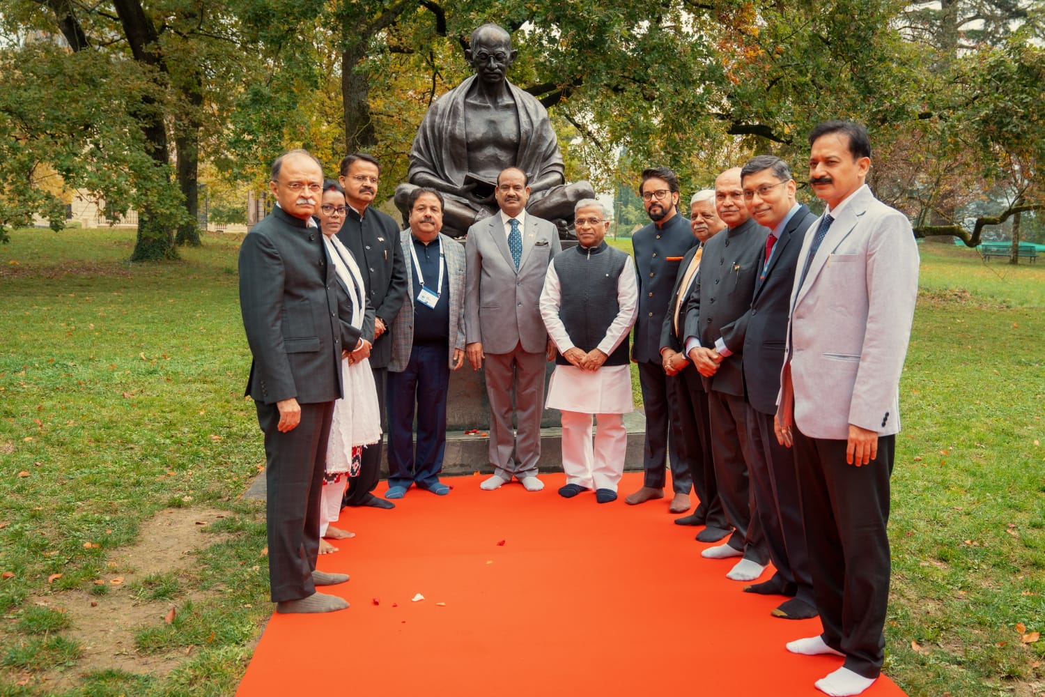 लोकसभा अध्यक्ष ने जिनेवा में महात्मा गांधी की प्रतिमा पर श्रद्धासुमन अर्पित किए लोकसभा अध्यक्ष ने जिनेवा में महात्मा गांधी की प्रतिमा पर श्रद्धासुमन अर्पित किए