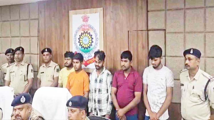 सूरजपुर दोहरे हत्याकांड का खुलासा करते आईजी गर्ग सूरजपुर दोहरे हत्याकांड का खुलासा करते आईजी गर्ग