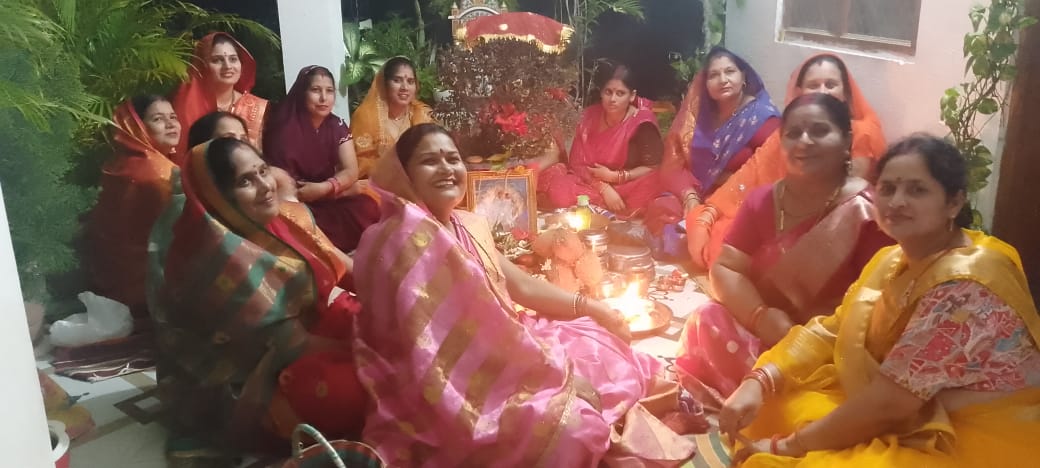पूजन करती महिलायें पूजन करती महिलायें