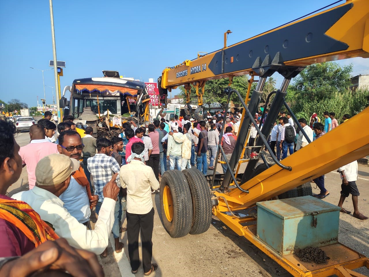 घटना स्थल संबलपुर के पास दुर्घटना के बाद लोगों की भीड़ व क्षतिग्रस्त बस को हटाने पहुंची क्रेन।