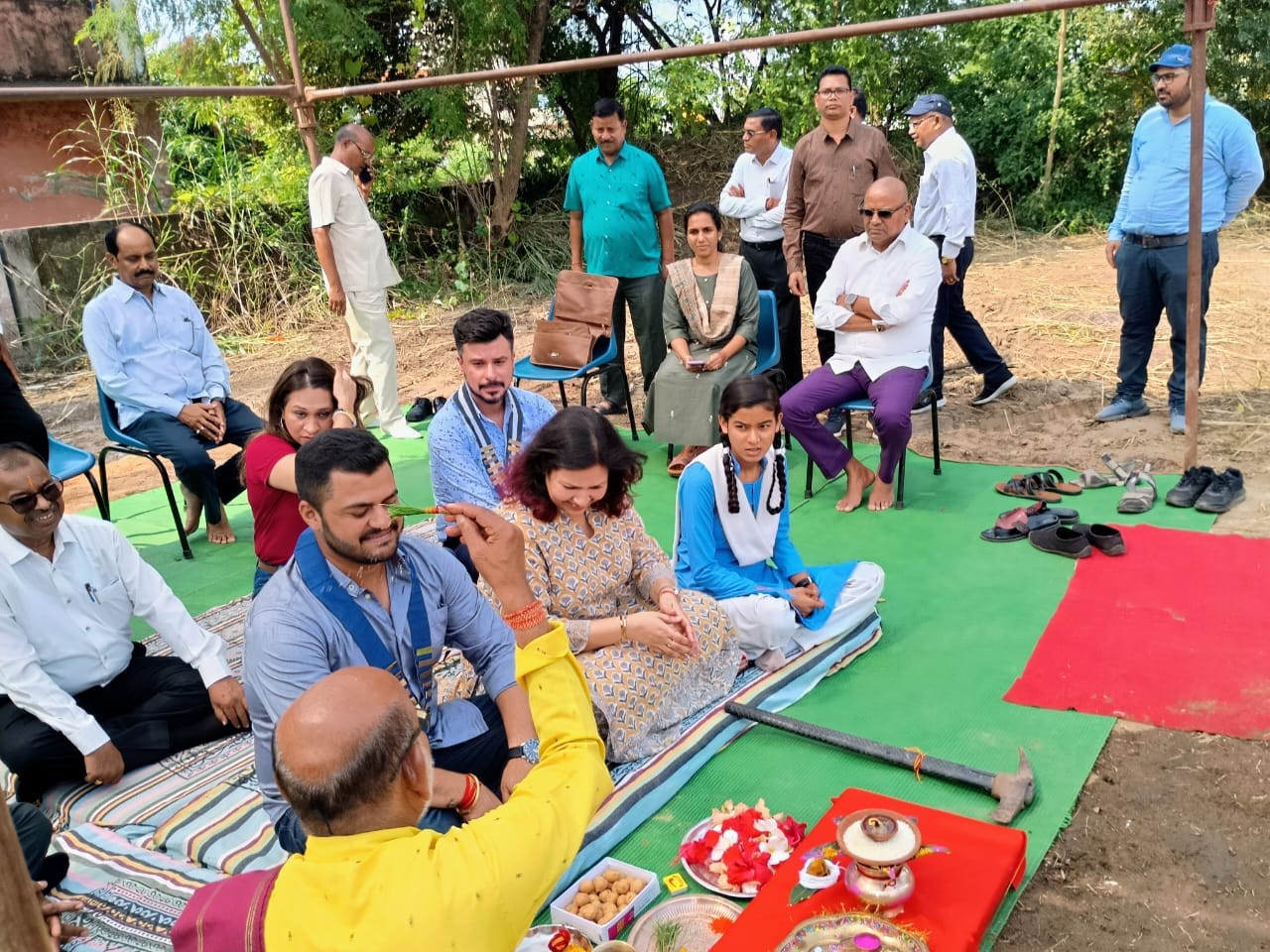 कन्या स्कूल कुरूद में अतिरिक्त कक्ष निर्माण के लिए भूमिपूजन करते हुए अतिथि। कन्या स्कूल कुरूद में अतिरिक्त कक्ष निर्माण के लिए भूमिपूजन करते हुए अतिथि।