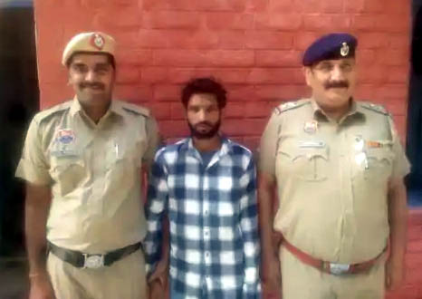 पुलिस की गिरफ्त में आरोपी। पुलिस की गिरफ्त में आरोपी।