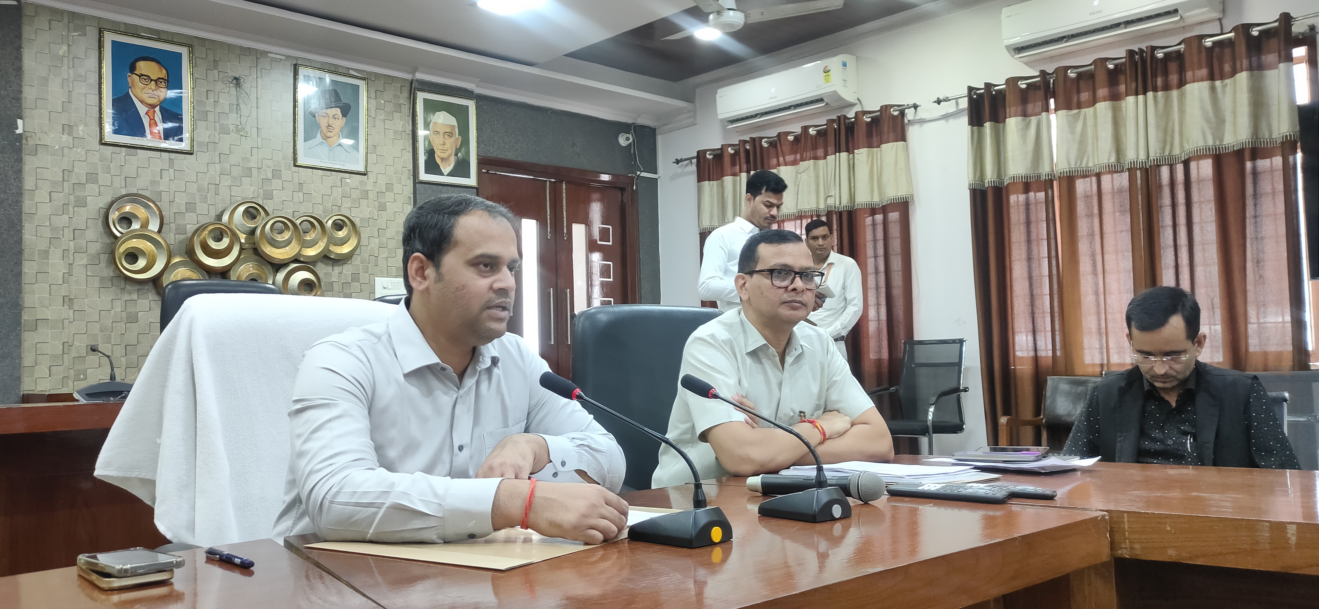 कलेक्ट सभागार में कुंदरकी विधानसभा उप निर्वाचन को लेकर पत्रकार वार्ता को संबोधित करते जिला अधिकारी अनुज कुमार सिंह। कलेक्ट सभागार में कुंदरकी विधानसभा उप निर्वाचन को लेकर पत्रकार वार्ता को संबोधित करते जिला अधिकारी अनुज कुमार सिंह।