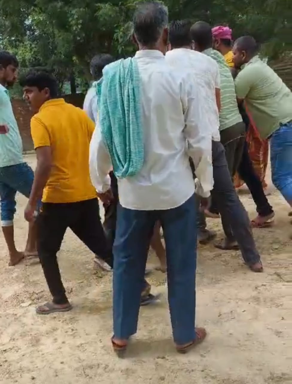 वायरल वीडियो के मामले में पुलिस ने 11 नामजद व 3 अज्ञात के विरुद्ध दर्ज किया मुकदमा वायरल वीडियो के मामले में पुलिस ने 11 नामजद व 3 अज्ञात के विरुद्ध दर्ज किया मुकदमा