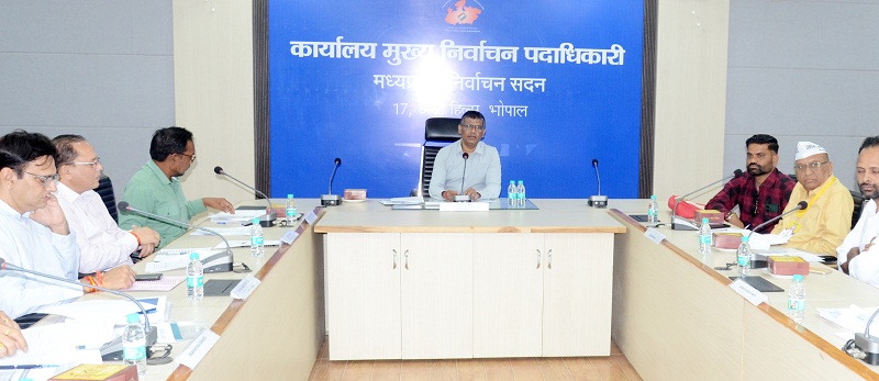 राष्ट्रीय राजनीतिक दलों के प्रतिनिधियों की बैठक लेते हुए मुख्य निर्वाचन पदाधिकारी राष्ट्रीय राजनीतिक दलों के प्रतिनिधियों की बैठक लेते हुए मुख्य निर्वाचन पदाधिकारी