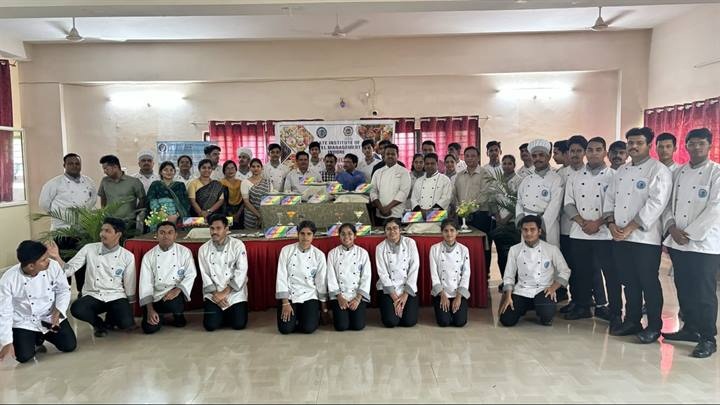विद्यार्थियों को सिखाए गए भारतीय मिष्ठान बनाने के तौर तरीके विद्यार्थियों को सिखाए गए भारतीय मिष्ठान बनाने के तौर तरीके