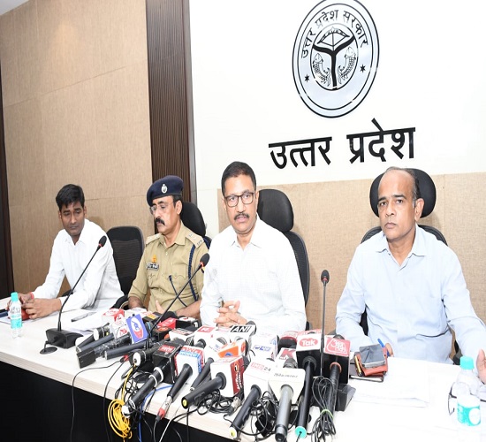 कानपर के सीसामऊ विधानसभा उपचुनाव को लेकर पत्रकारों से वार्ता करते जिलाधिकारी राकेश कुमार सिंह कानपर के सीसामऊ विधानसभा उपचुनाव को लेकर पत्रकारों से वार्ता करते जिलाधिकारी राकेश कुमार सिंह