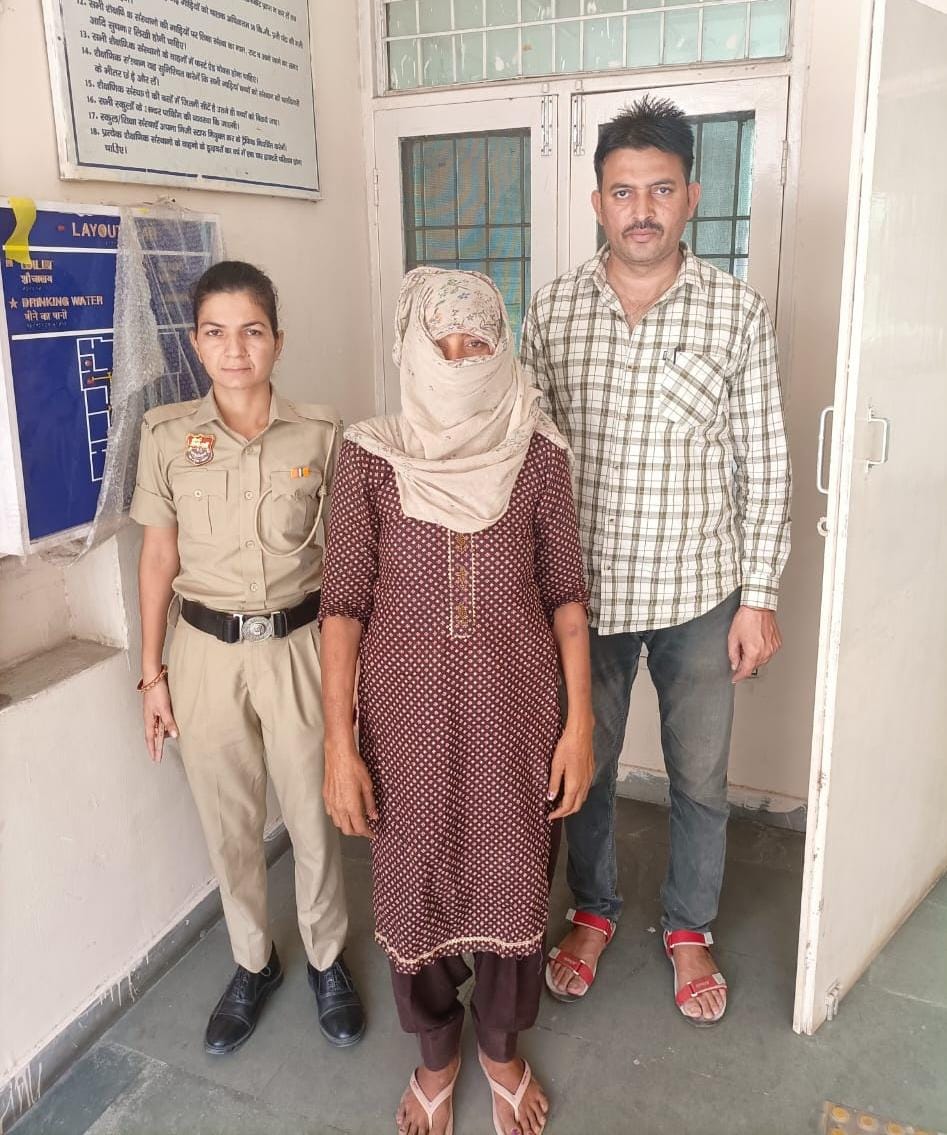 फोटो कैप्शन 16आरटीके2 : एंटी नार्कोटिक्स टीम द्वारा गिरफ्तार महिला -------------