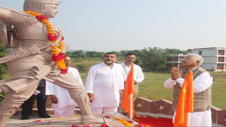 राज्यपाल ने रानी दुर्गावती की प्रतिमा पर अर्पित किये श्रद्धासुमन राज्यपाल ने रानी दुर्गावती की प्रतिमा पर अर्पित किये श्रद्धासुमन