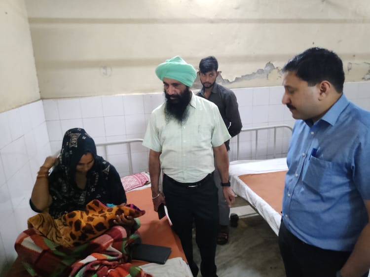 सरकार में निरीक्षण के दौरान मरीजों से बातचीत करते जिलाधिकारी सरकार में निरीक्षण के दौरान मरीजों से बातचीत करते जिलाधिकारी