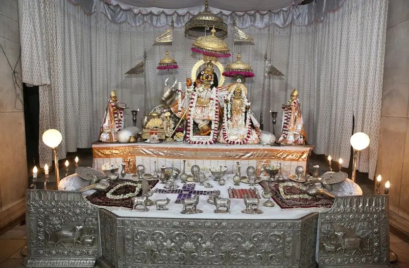 शरद पूर्णिमा पर आसमान से बरसा अमृत, मंदिरों में सजी धवल झांकी शरद पूर्णिमा पर आसमान से बरसा अमृत, मंदिरों में सजी धवल झांकी