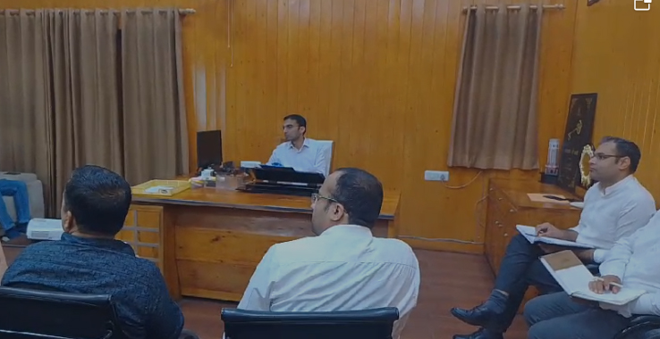 District Magistrate held a review meeting in the Municipal Corporation District Magistrate held a review meeting in the Municipal Corporation