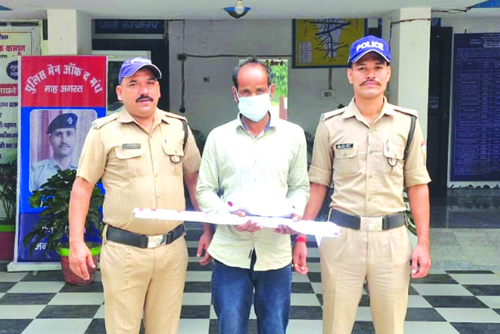 पुलिस गिरफ्त में आरोपित पुलिस गिरफ्त में आरोपित