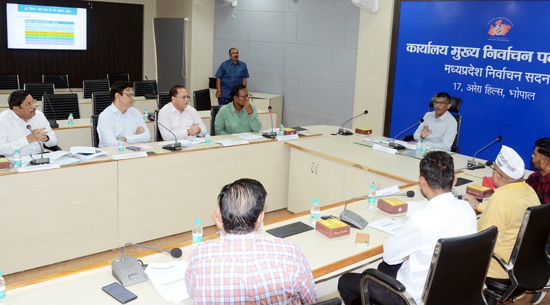 राष्ट्रीय राजनीतिक दलों के प्रतिनिधियों की बैठक लेते हुए मुख्य निर्वाचन पदाधिकारी राष्ट्रीय राजनीतिक दलों के प्रतिनिधियों की बैठक लेते हुए मुख्य निर्वाचन पदाधिकारी