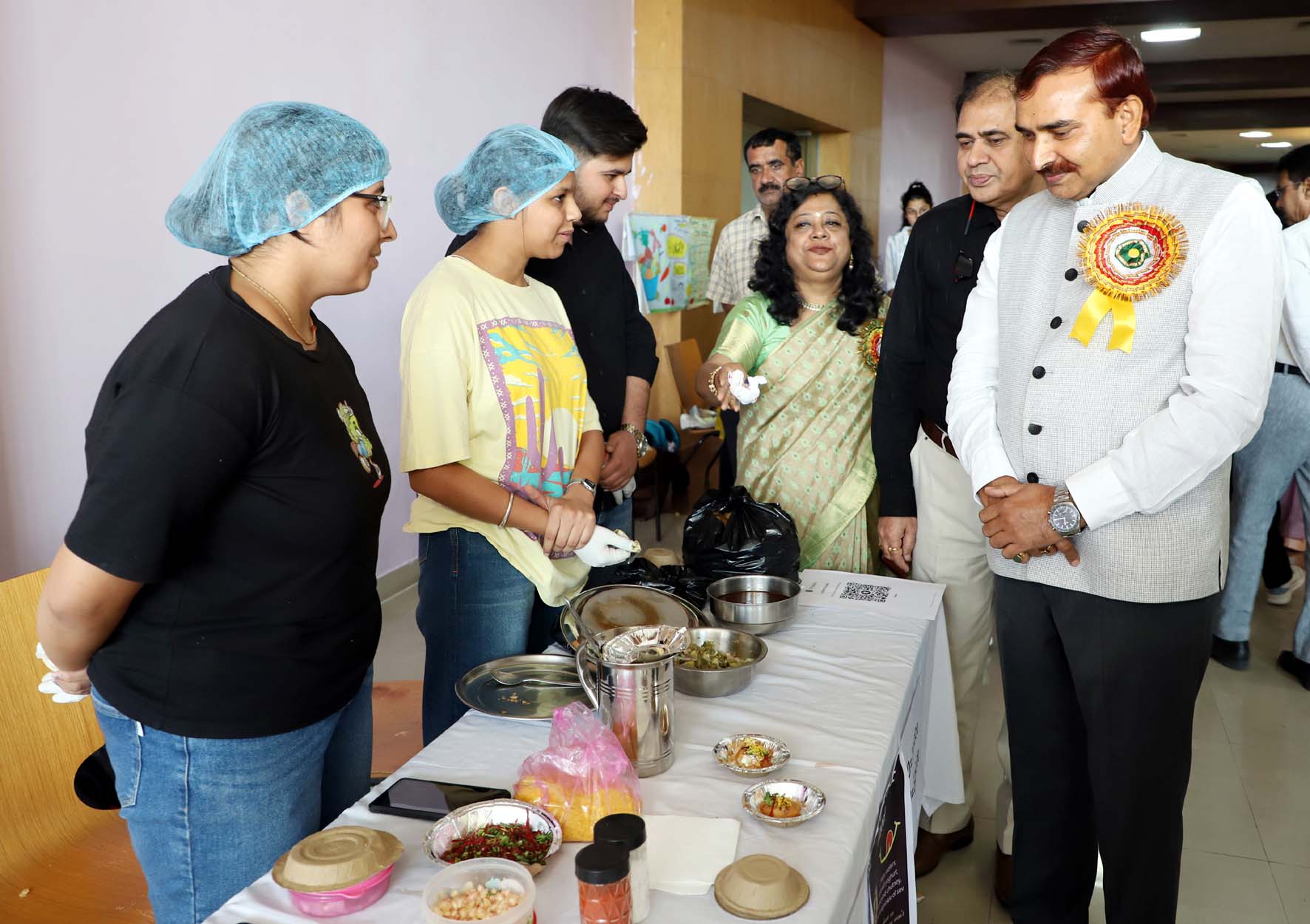 कार्यक्रम में विद्यार्थियों द्वारा लगाई गई फूड स्टालों का अवलोकन करते कुलपति प्रो. नरसी राम बिश्नोई। कार्यक्रम में विद्यार्थियों द्वारा लगाई गई फूड स्टालों का अवलोकन करते कुलपति प्रो. नरसी राम बिश्नोई।
