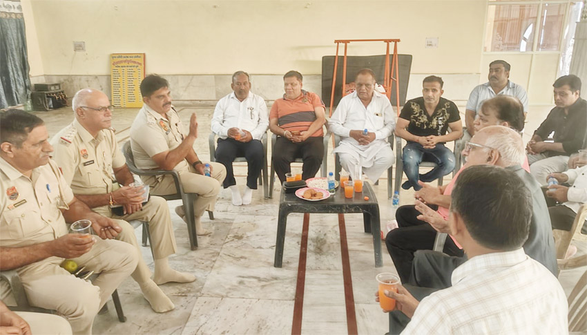 16 Snp-2 सोनीपत: एसीपी राहुल देव ने सभी एसएचओ अधिकारियों के साथ व्यापा मंडल के अधिकारियों के साथ वार्ता करते हुए। 16 Snp-2 सोनीपत: एसीपी राहुल देव ने सभी एसएचओ अधिकारियों के साथ व्यापा मंडल के अधिकारियों के साथ वार्ता करते हुए।