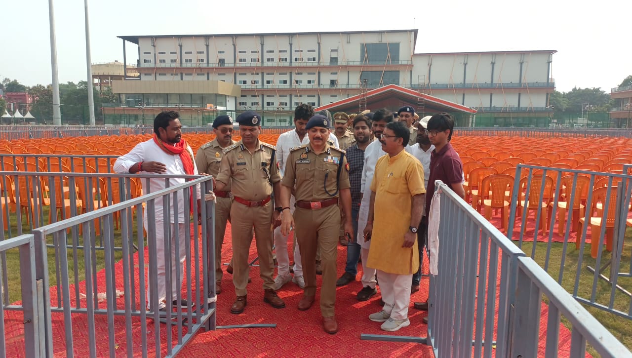प्रधानमंत्री मोदी के कार्यक्रम स्थल का निरीक्षण करते पुलिस कमिश्नर: फोटो बच्चा गुप्ता प्रधानमंत्री मोदी के कार्यक्रम स्थल का निरीक्षण करते पुलिस कमिश्नर: फोटो बच्चा गुप्ता