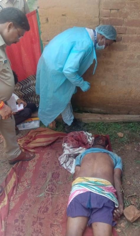 घटना स्थल व शव की जांच करती पुलिस व फोरेसिंक टीम।
