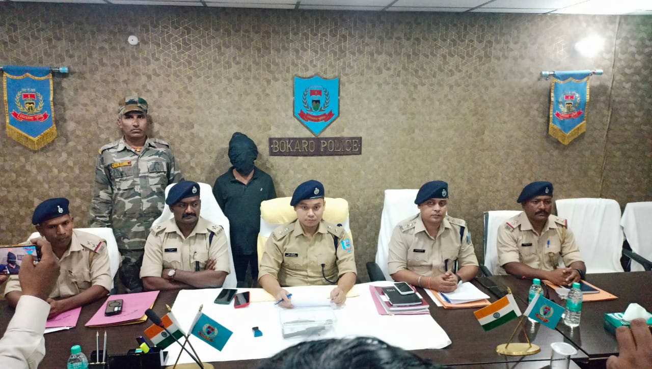 प्रेसवार्ता में जानकारी देते पुलिस अधीक्षक प्रेसवार्ता में जानकारी देते पुलिस अधीक्षक