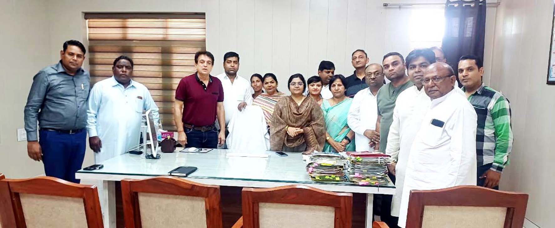 निगम आयुक्त से मुलाकात करते सावित्री जिंदल का प्रतिनिधिमंडल। निगम आयुक्त से मुलाकात करते सावित्री जिंदल का प्रतिनिधिमंडल।