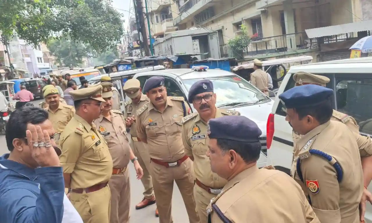 इलाके में गस्त करते पुलिस अधिकारी इलाके में गस्त करते पुलिस अधिकारी