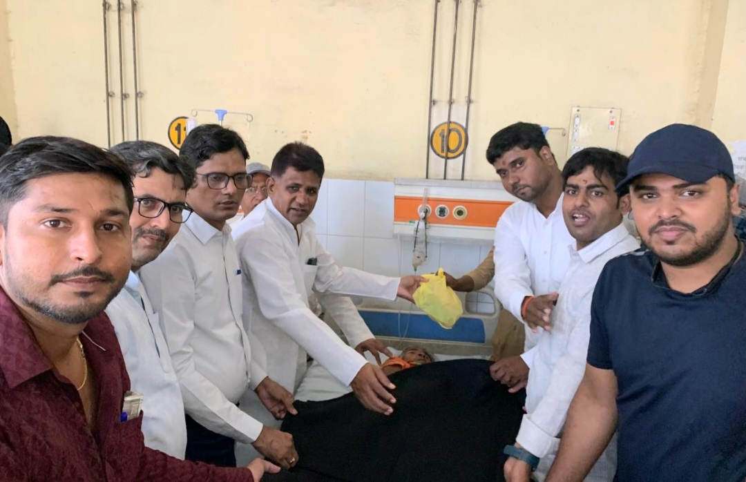 फल बांटते बीएसए व शिक्षक फल बांटते बीएसए व शिक्षक