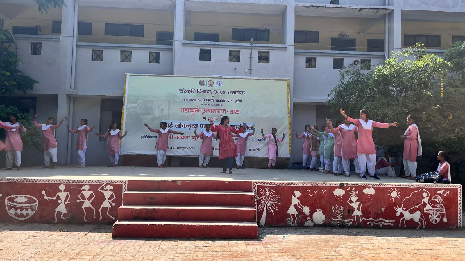 राई नृत्य का अभ्यास करती छात्राएं राई नृत्य का अभ्यास करती छात्राएं