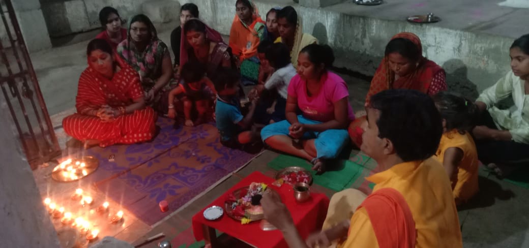 शरद पूर्णिमा पर नागदेव मंदिर में पूजा करते हुए वार्डवासी। शरद पूर्णिमा पर नागदेव मंदिर में पूजा करते हुए वार्डवासी।