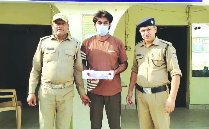 पुलिस गिरफ्त में आरोपित पुलिस गिरफ्त में आरोपित