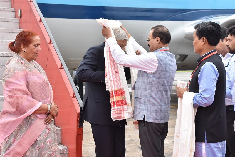 गुवाहाटी हवाई अड्डे पर उप राष्ट्रपति का स्वागत करते असम सरकार के मंत्री चंद्र मोहन पटवारी गुवाहाटी हवाई अड्डे पर उप राष्ट्रपति का स्वागत करते असम सरकार के मंत्री चंद्र मोहन पटवारी